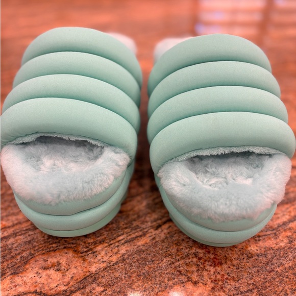 UGG Mint Green Fluffy Sandals Like New Condition. Beautiful! Fits like a 7-7.5. - Picture 6 of 11
